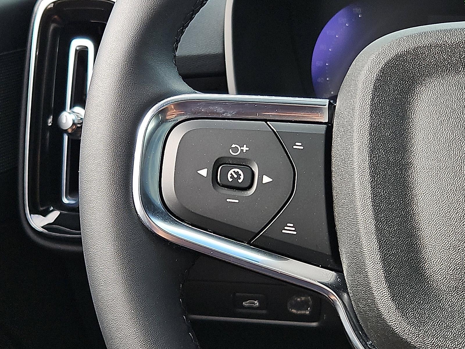 2023 Volvo XC40 B5 AWD Plus Dark Theme