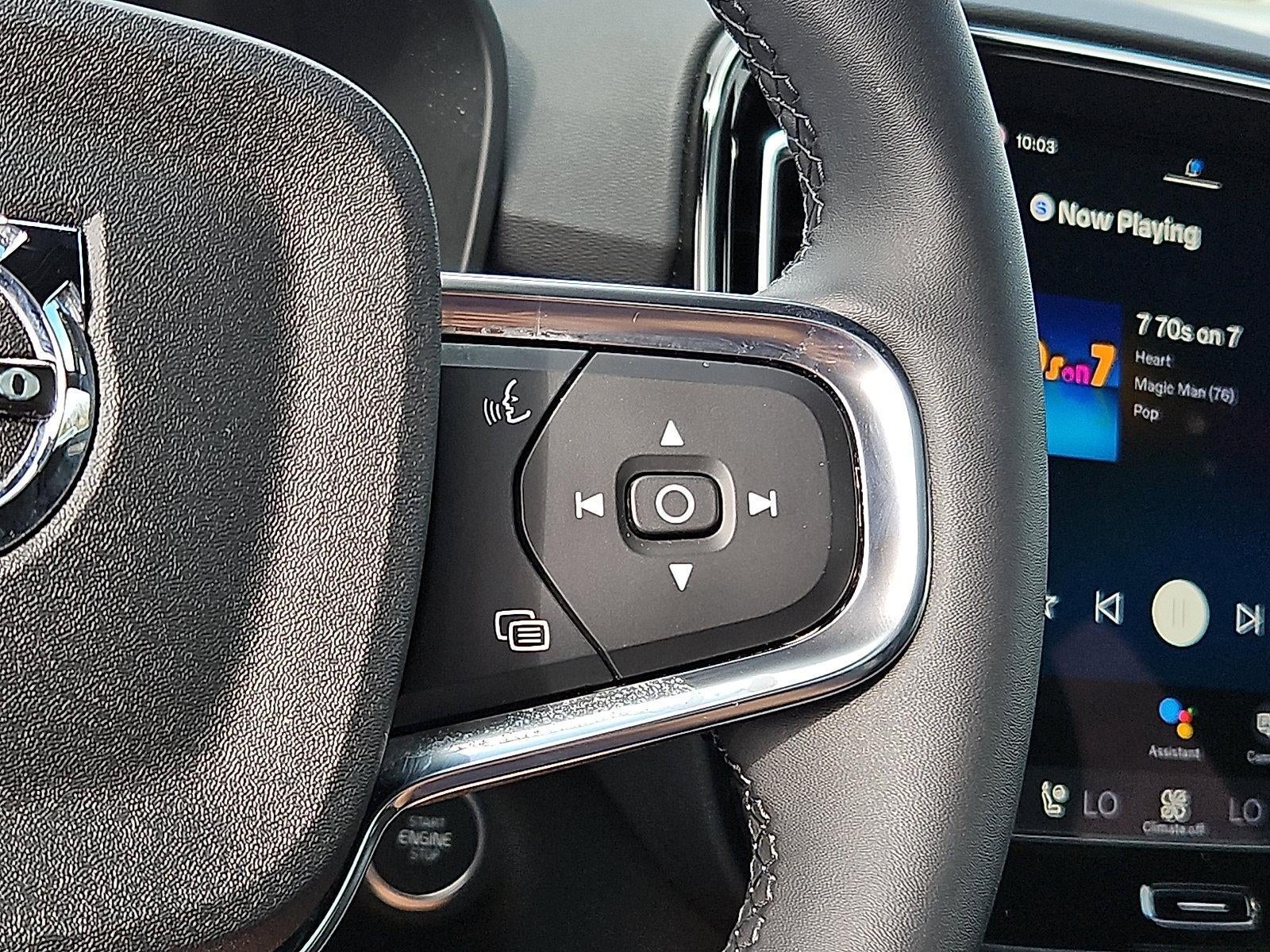 2023 Volvo XC40 B5 AWD Plus Dark Theme