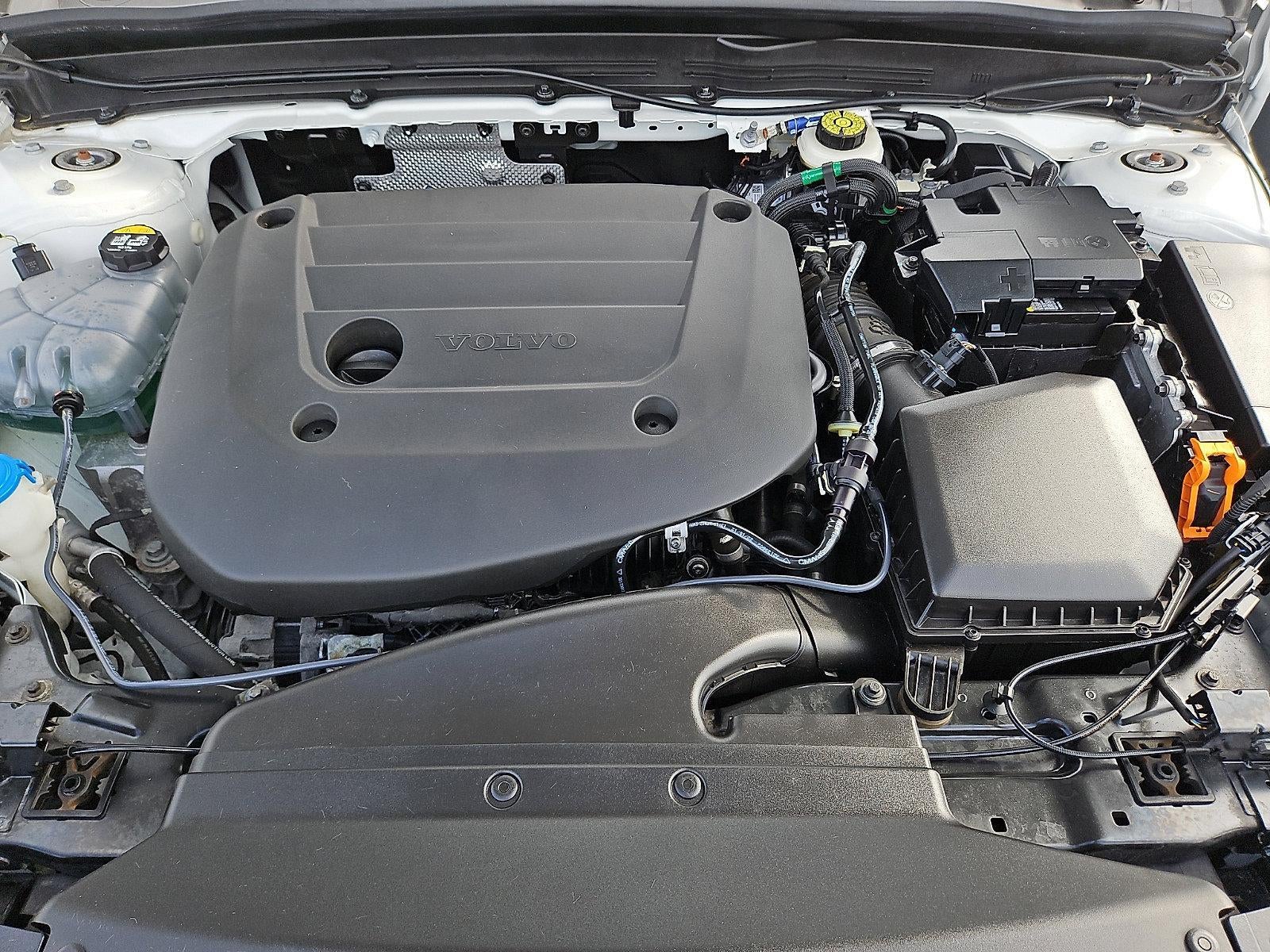 2023 Volvo XC40 B5 AWD Plus Dark Theme