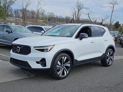 2023 Volvo XC40 B5 AWD Plus Dark Theme