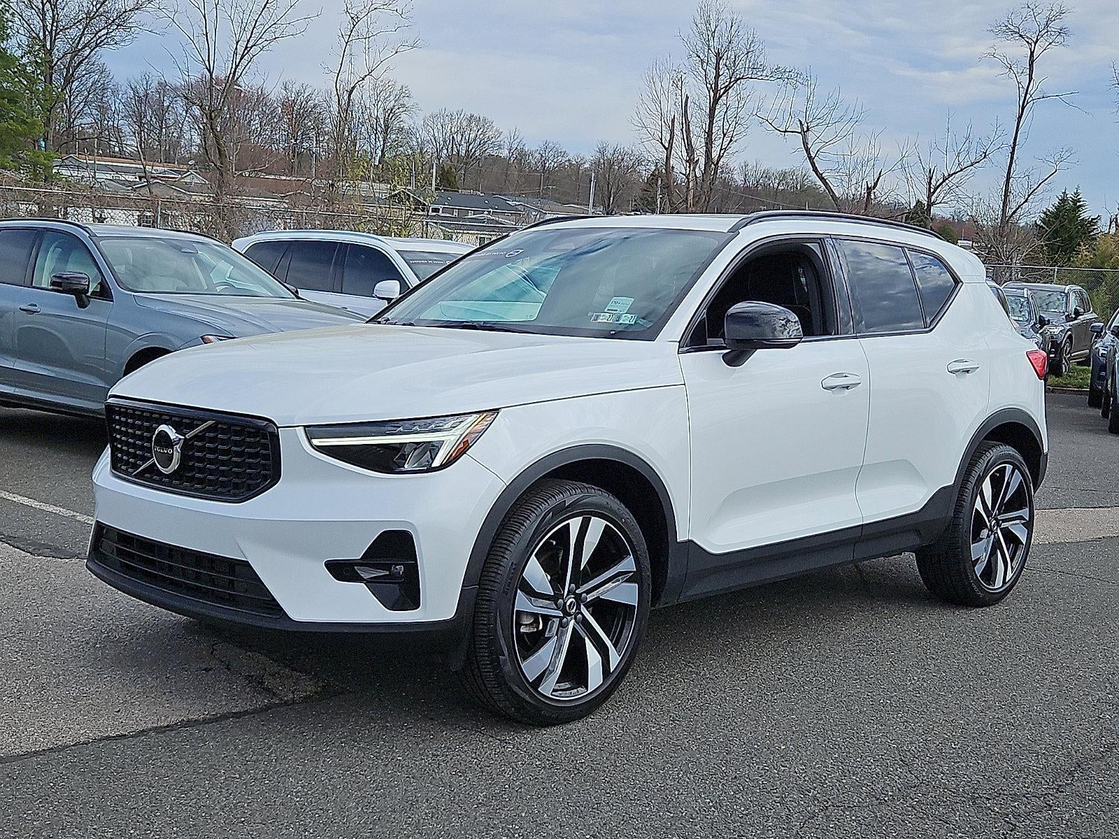 2023 Volvo XC40 B5 AWD Plus Dark Theme