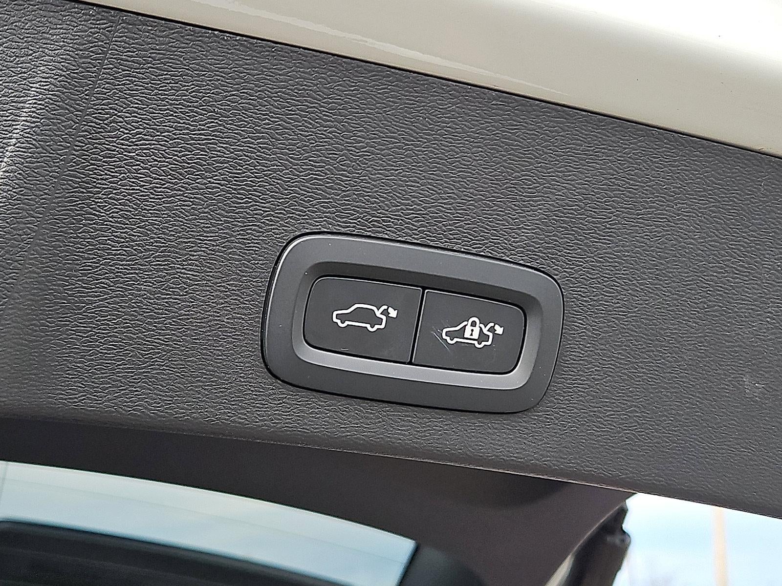 2023 Volvo XC40 B5 AWD Plus Dark Theme