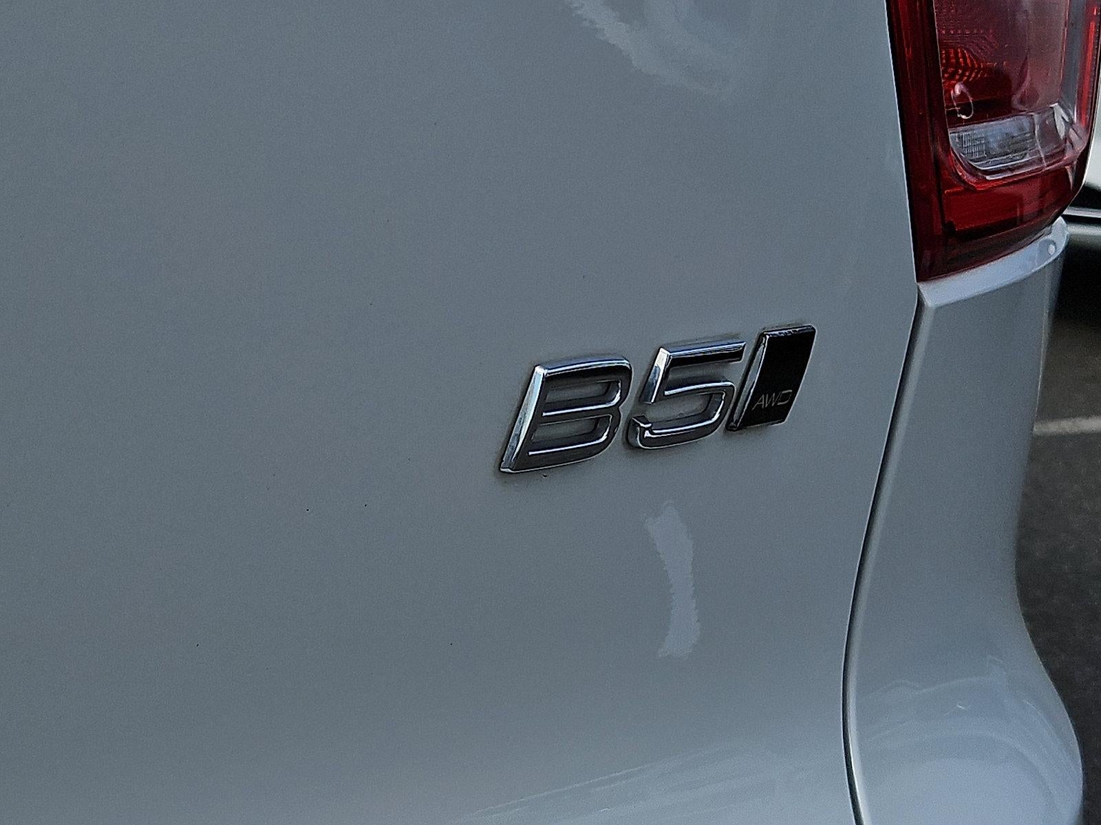 2023 Volvo XC40 B5 AWD Plus Dark Theme
