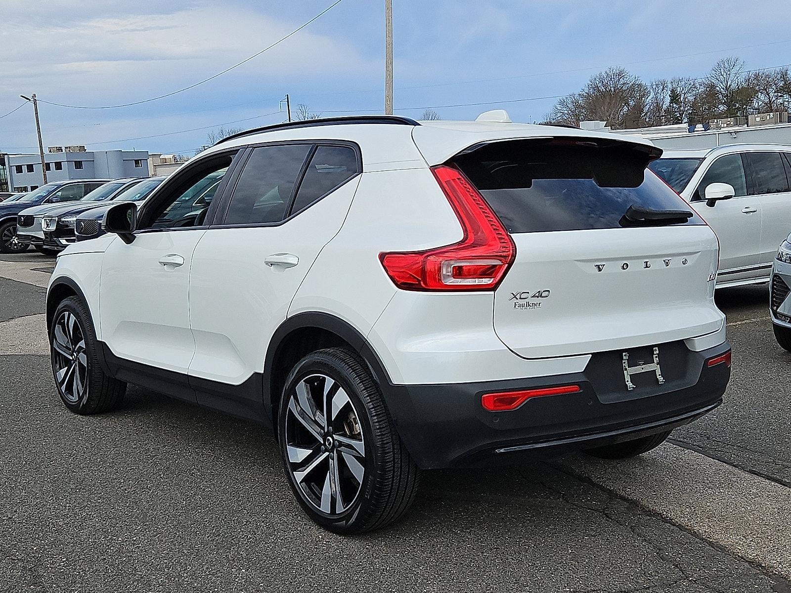 2023 Volvo XC40 B5 AWD Plus Dark Theme