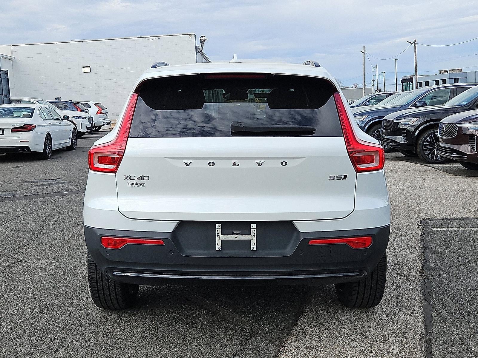 2023 Volvo XC40 B5 AWD Plus Dark Theme