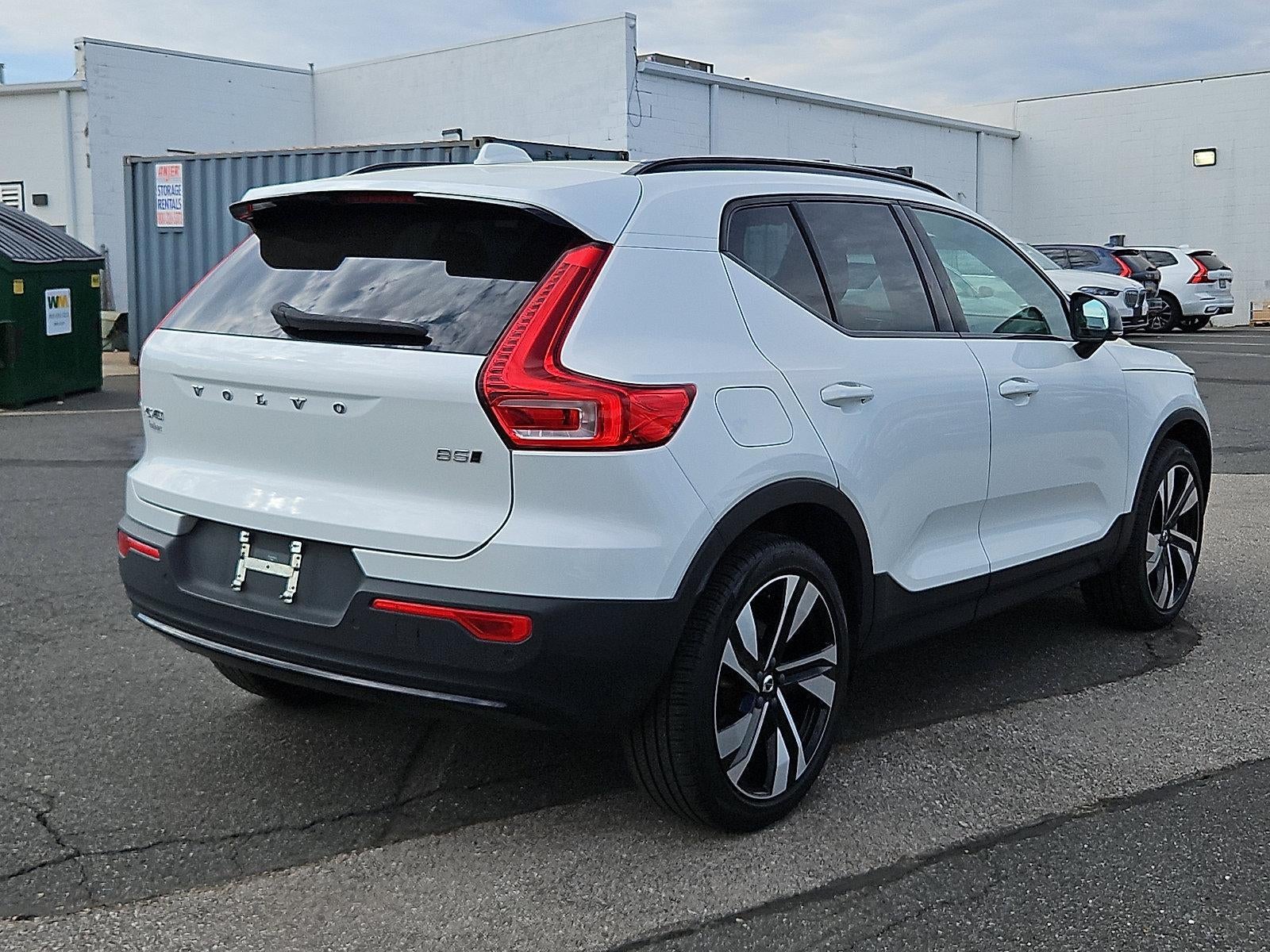 2023 Volvo XC40 B5 AWD Plus Dark Theme