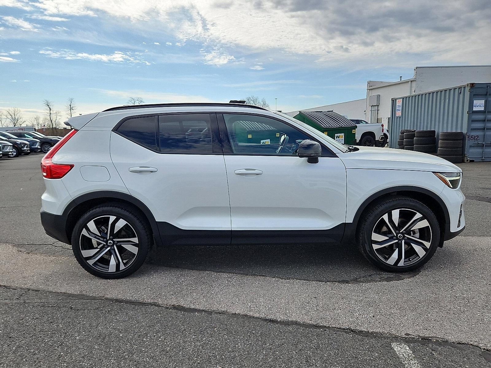 2023 Volvo XC40 B5 AWD Plus Dark Theme