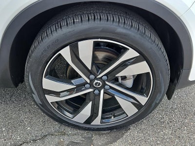 2023 Volvo XC40 B5 AWD Plus Dark Theme
