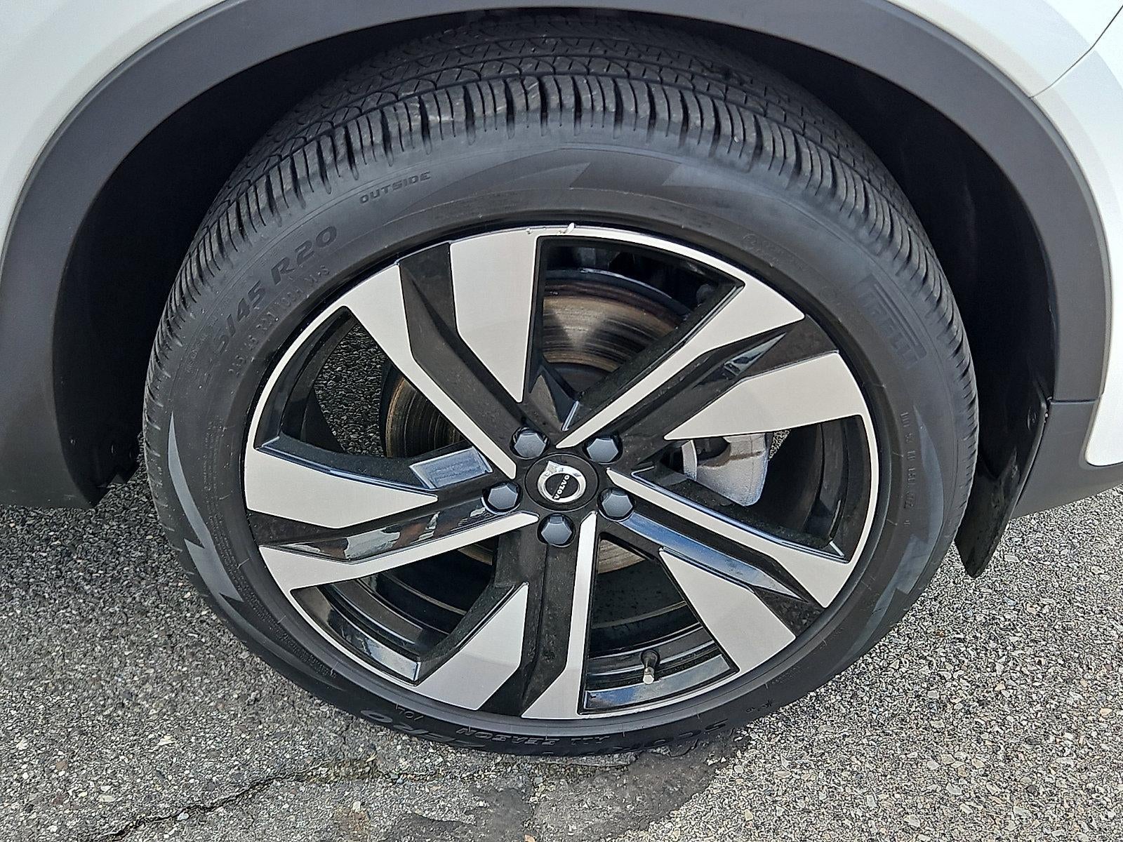 2023 Volvo XC40 B5 AWD Plus Dark Theme