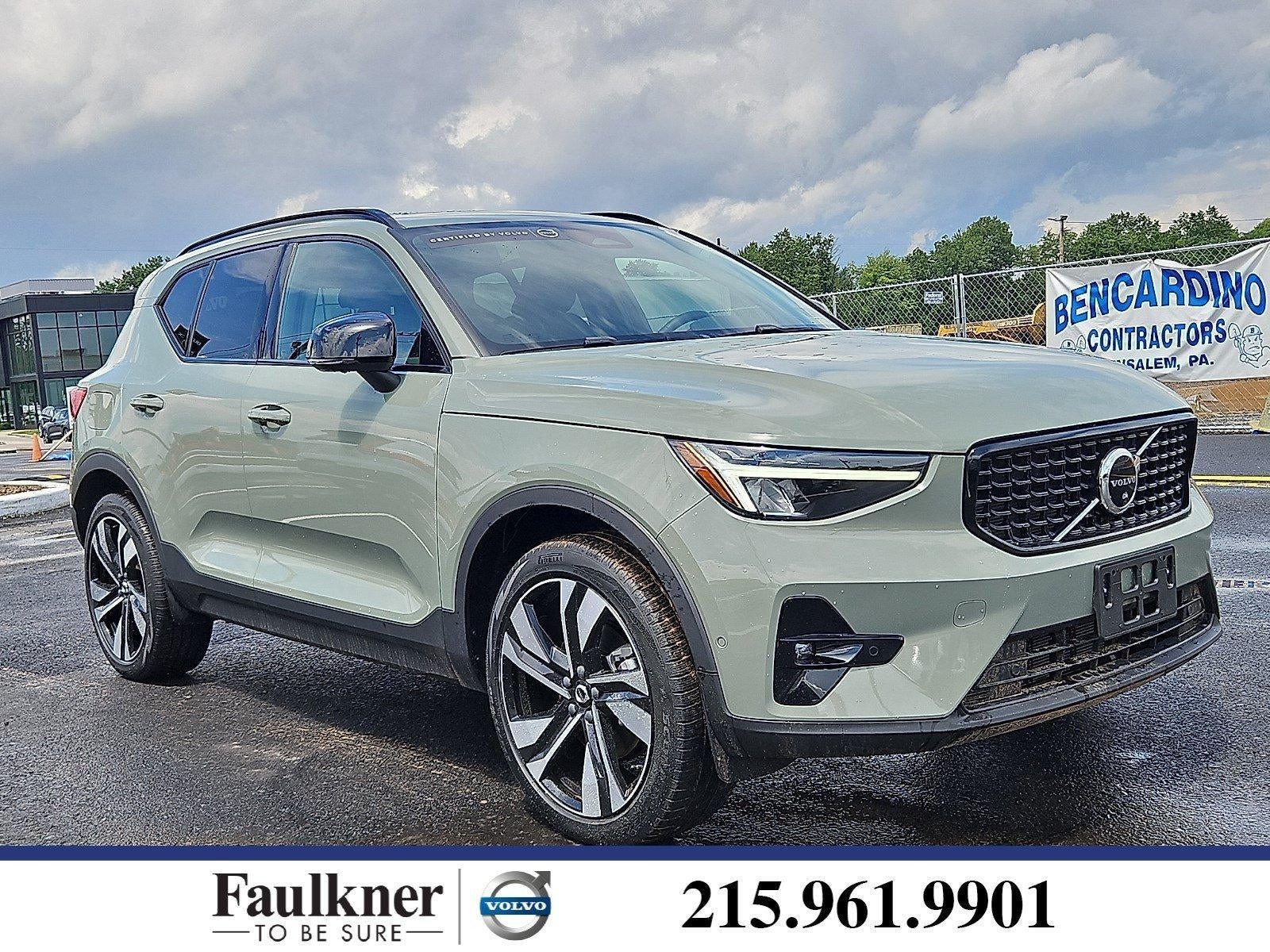 2023 Volvo XC40 B5 AWD Plus Dark Theme