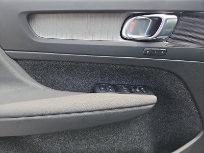 2023 Volvo XC40 B5 AWD Plus Dark Theme
