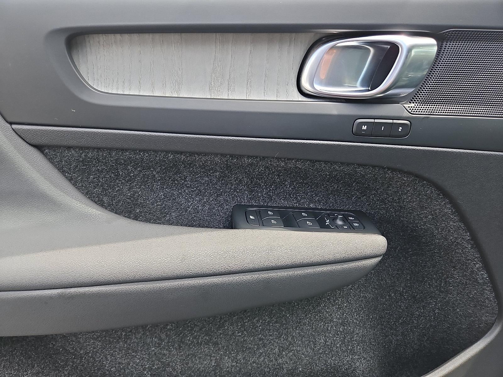 2023 Volvo XC40 B5 AWD Plus Dark Theme