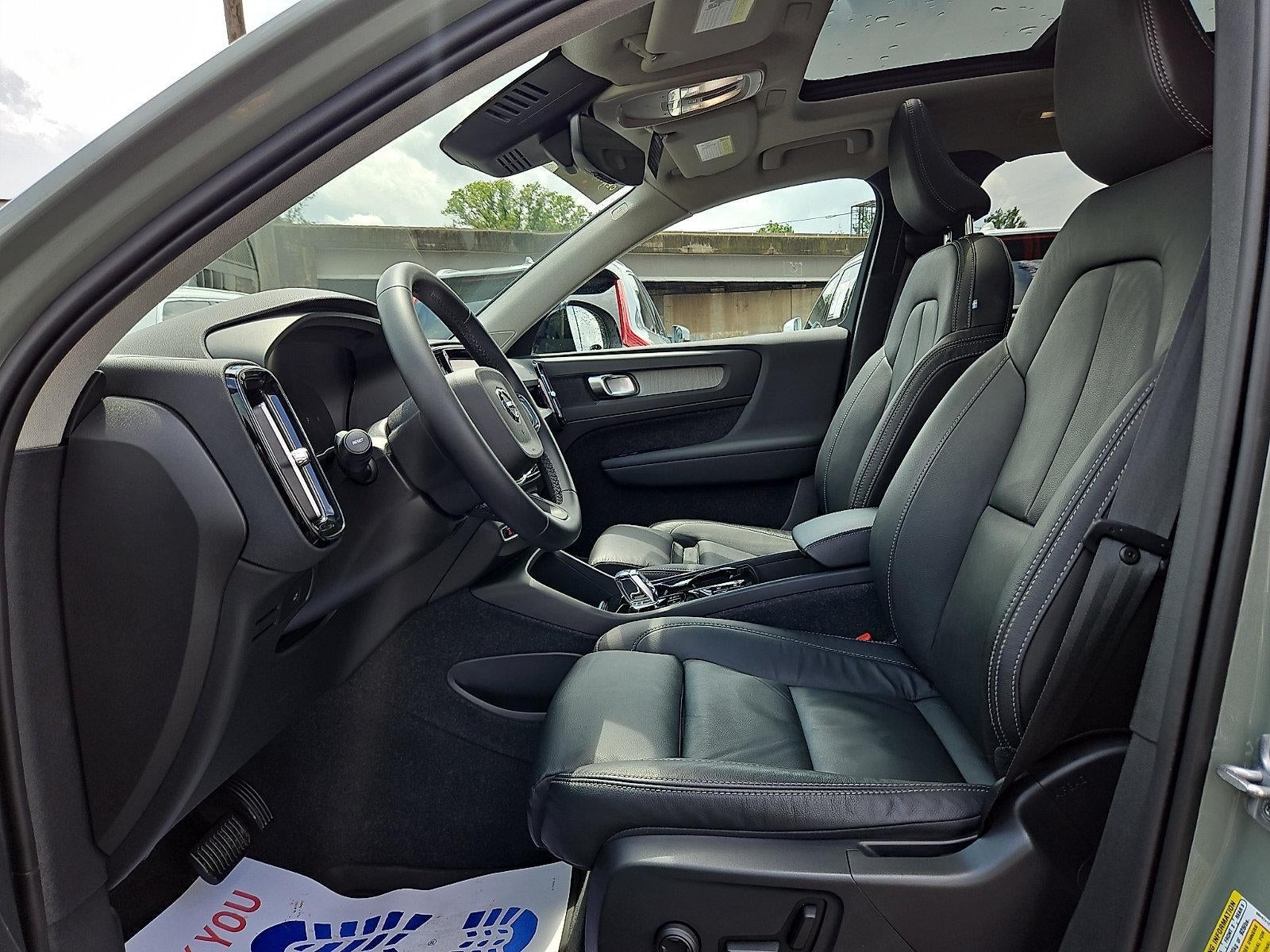 2023 Volvo XC40 B5 AWD Plus Dark Theme