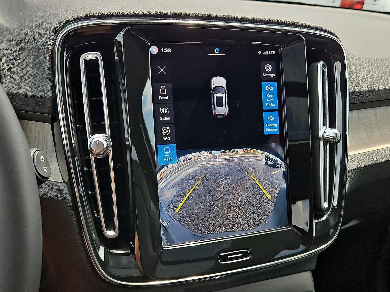 2023 Volvo XC40 B5 AWD Plus Dark Theme