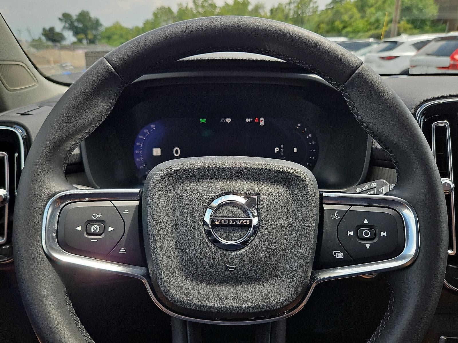 2023 Volvo XC40 B5 AWD Plus Dark Theme