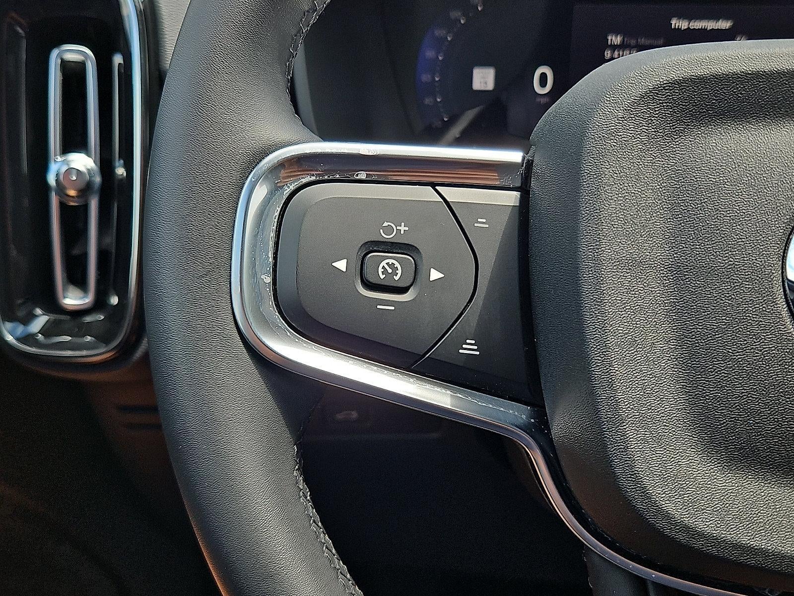 2023 Volvo XC40 B5 AWD Plus Dark Theme