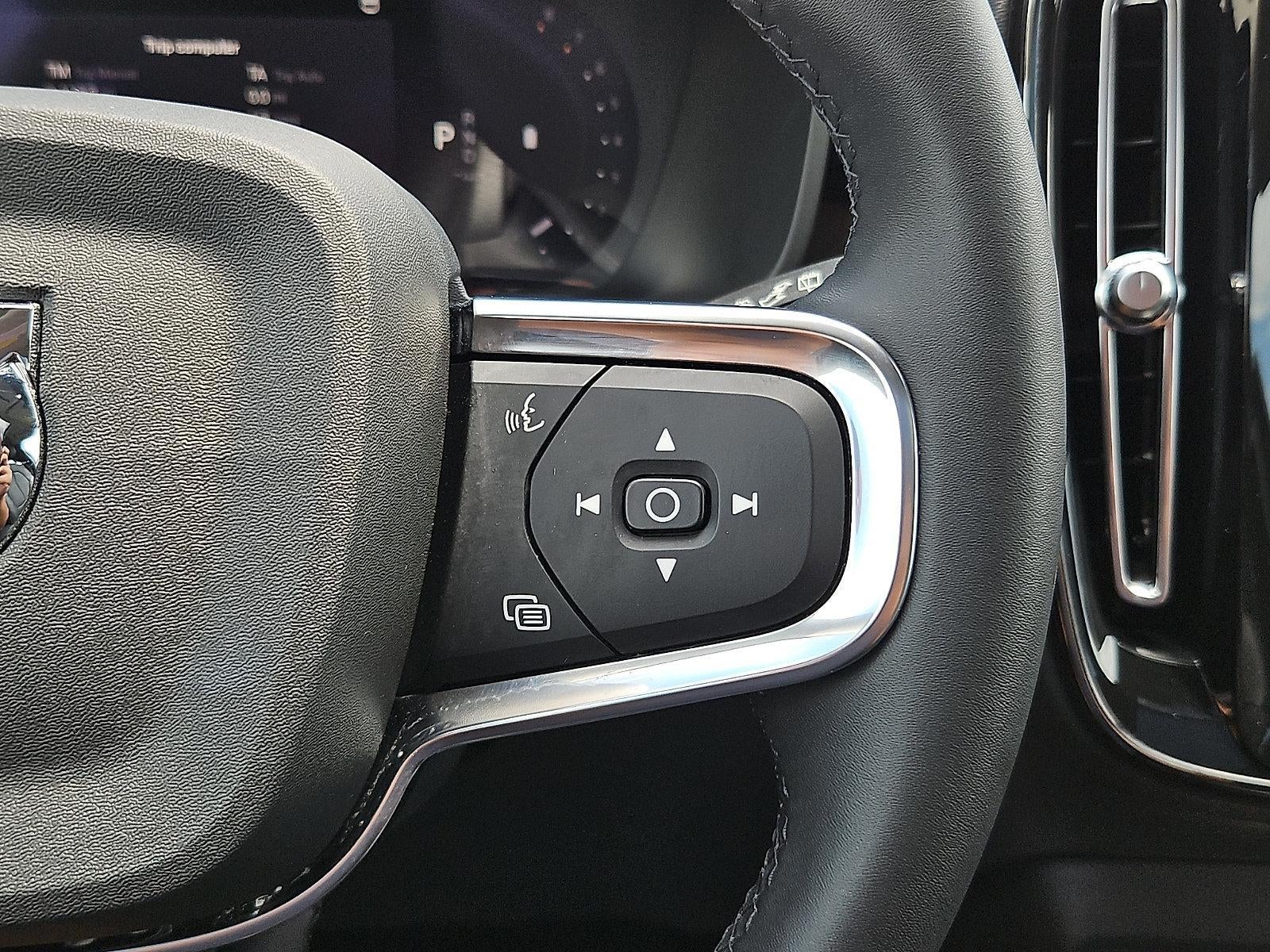 2023 Volvo XC40 B5 AWD Plus Dark Theme