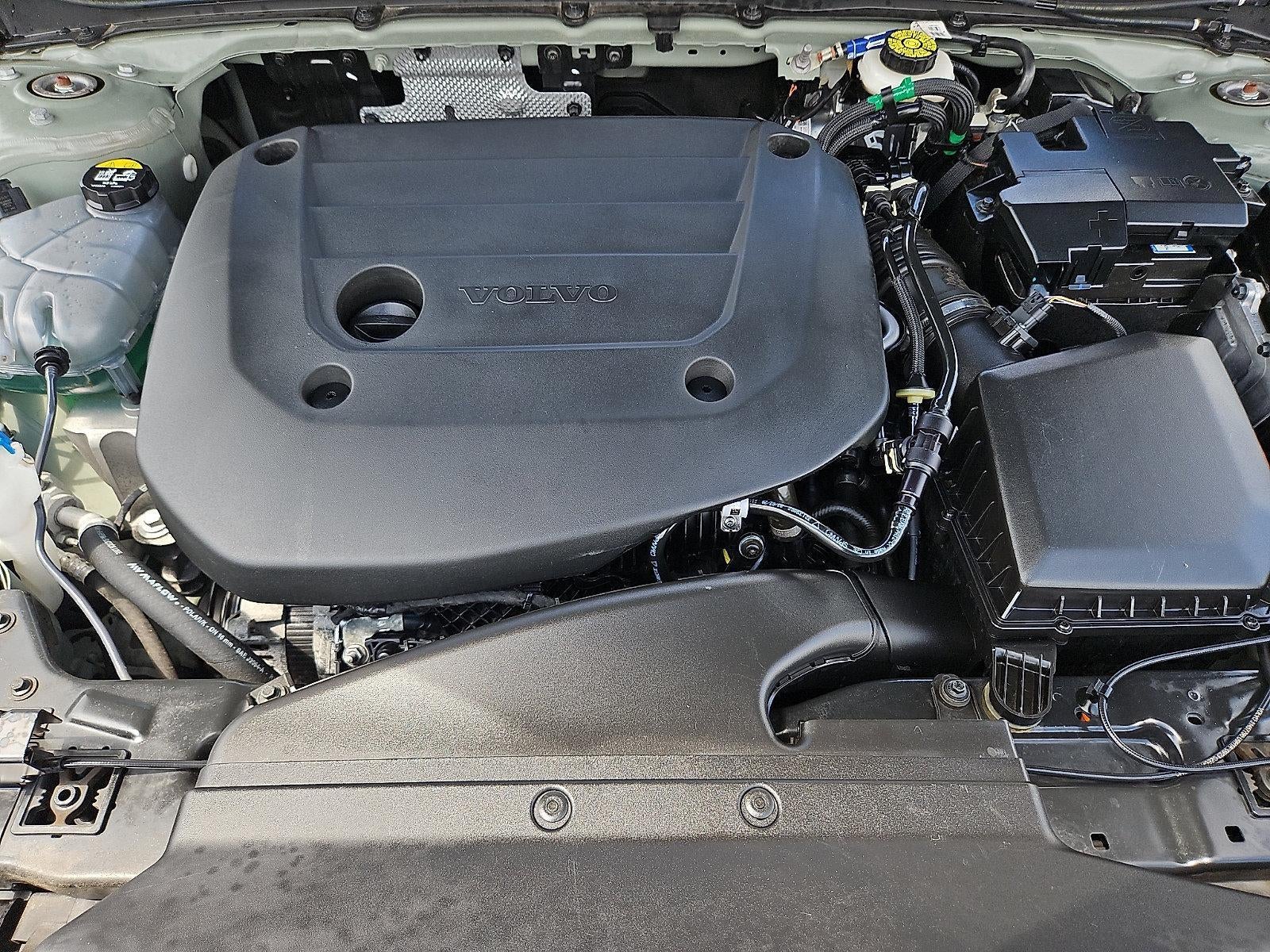 2023 Volvo XC40 B5 AWD Plus Dark Theme