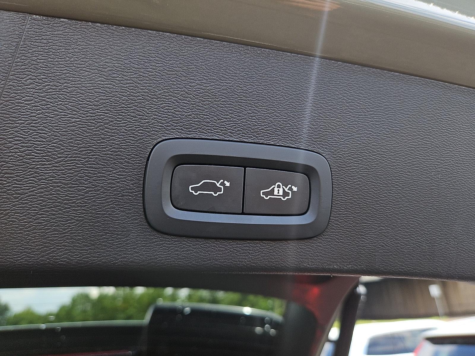 2023 Volvo XC40 B5 AWD Plus Dark Theme