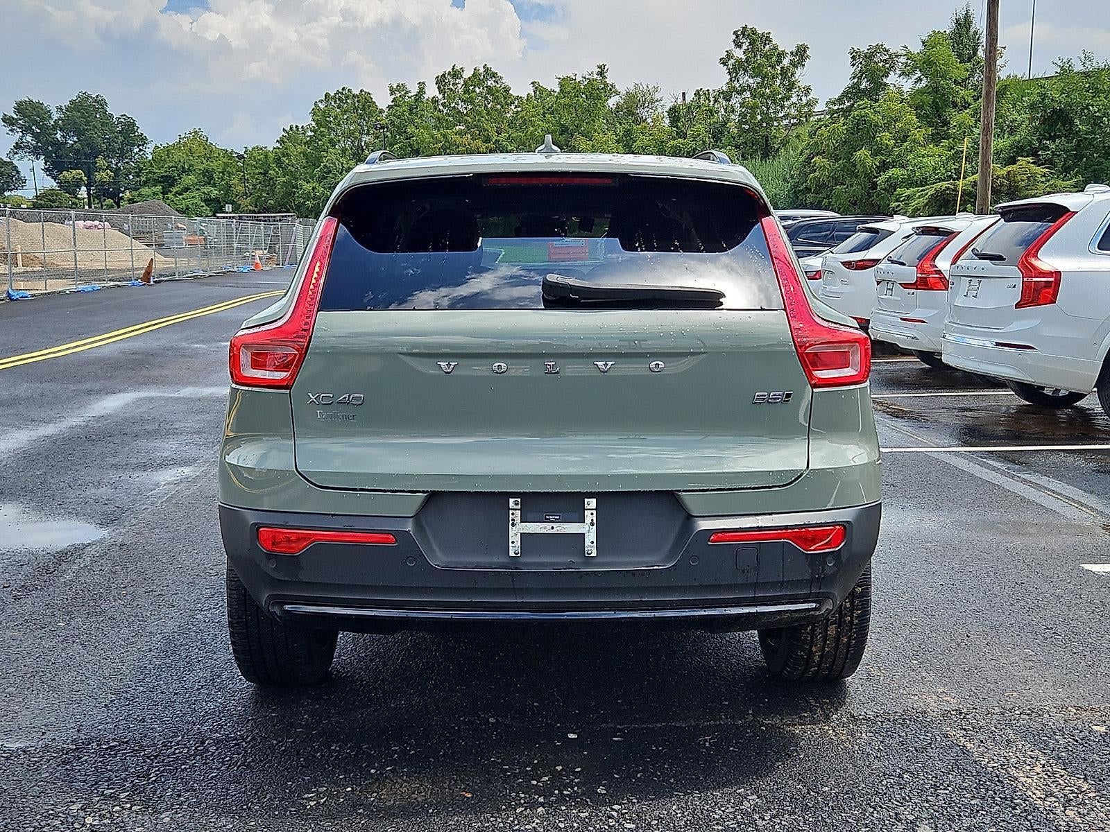 2023 Volvo XC40 B5 AWD Plus Dark Theme