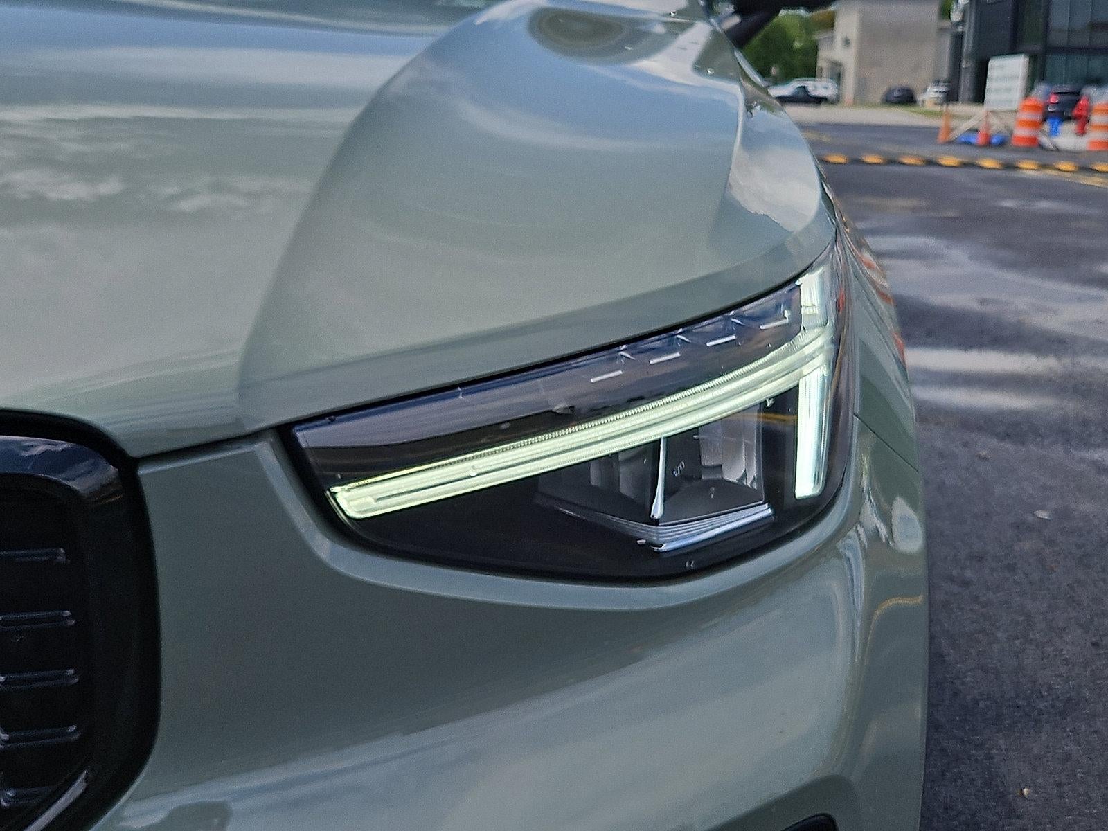2023 Volvo XC40 B5 AWD Plus Dark Theme