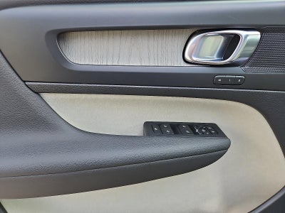 2023 Volvo XC40 B5 AWD Plus Dark Theme