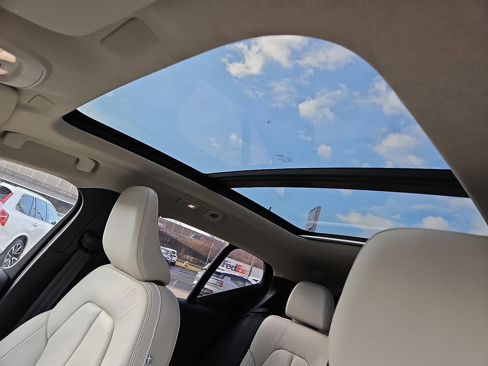 2023 Volvo XC40 B5 AWD Plus Dark Theme