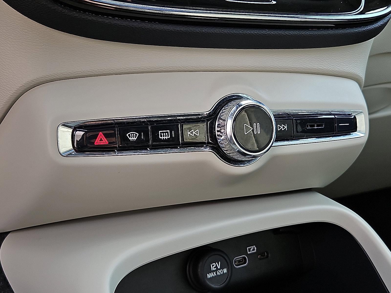 2023 Volvo XC40 B5 AWD Plus Dark Theme