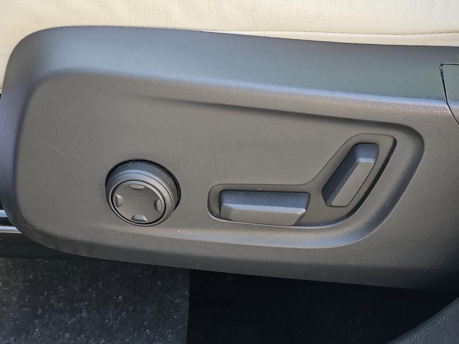 2023 Volvo XC40 B5 AWD Plus Dark Theme