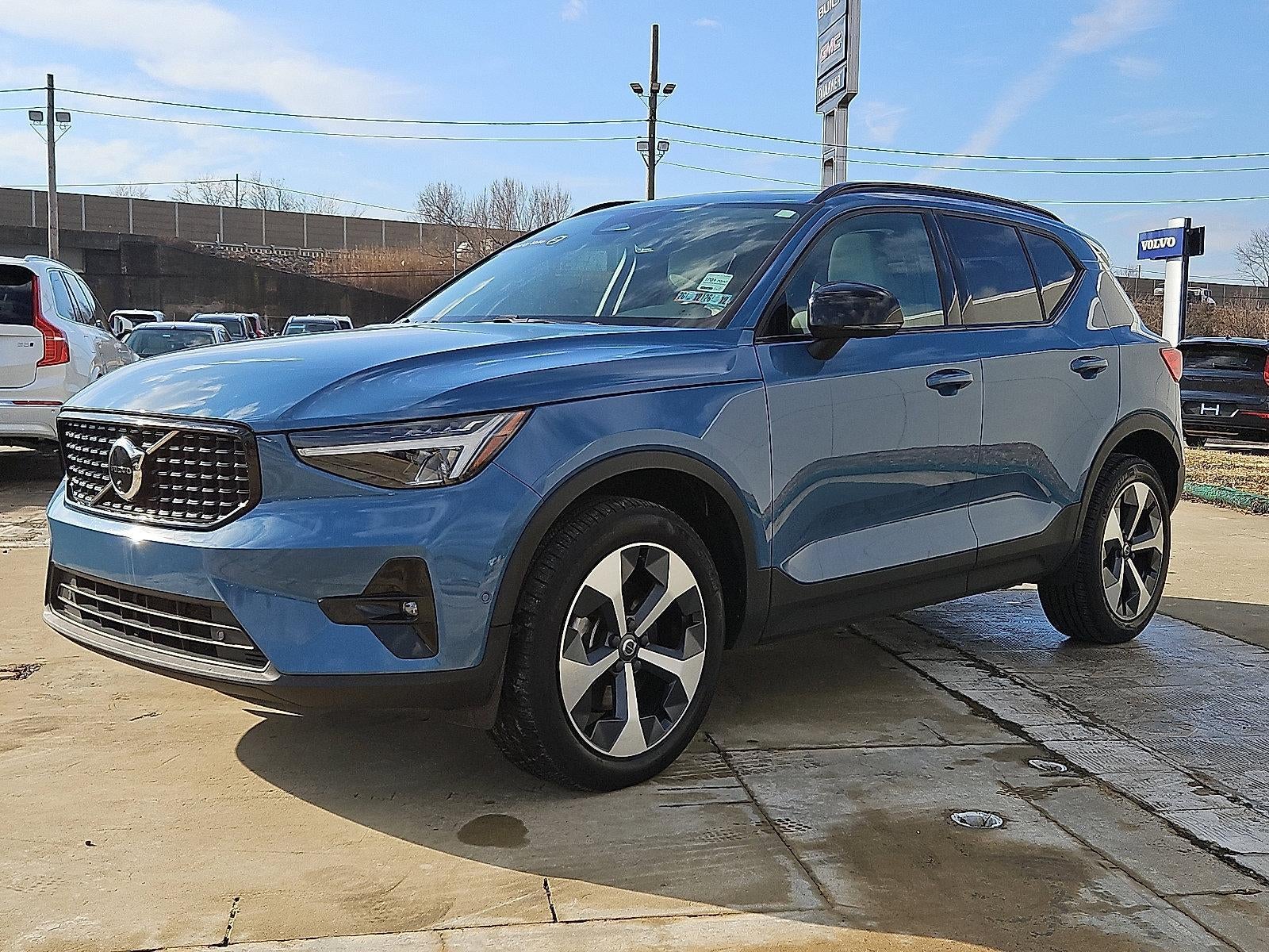 2023 Volvo XC40 B5 AWD Plus Dark Theme