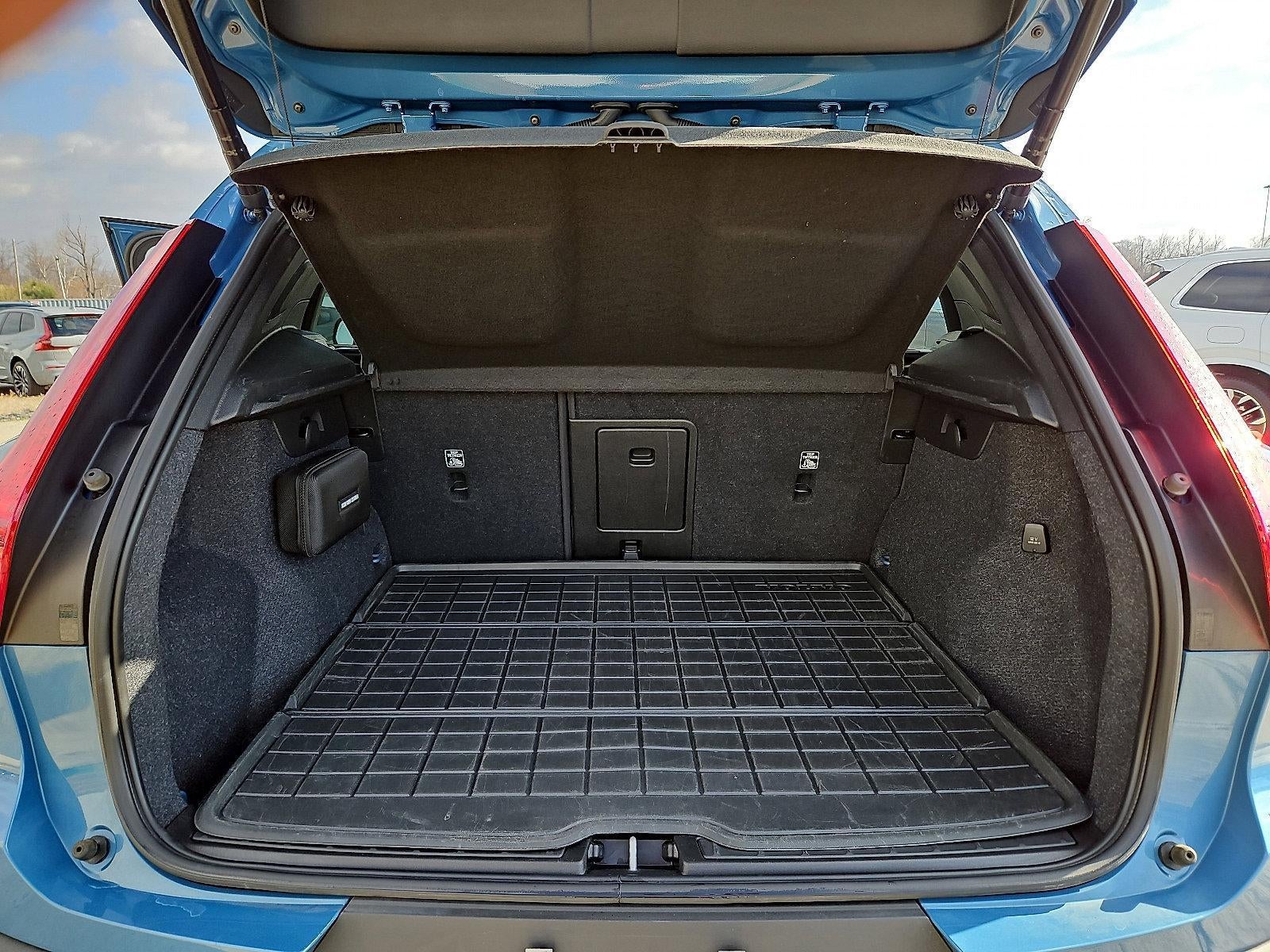 2023 Volvo XC40 B5 AWD Plus Dark Theme