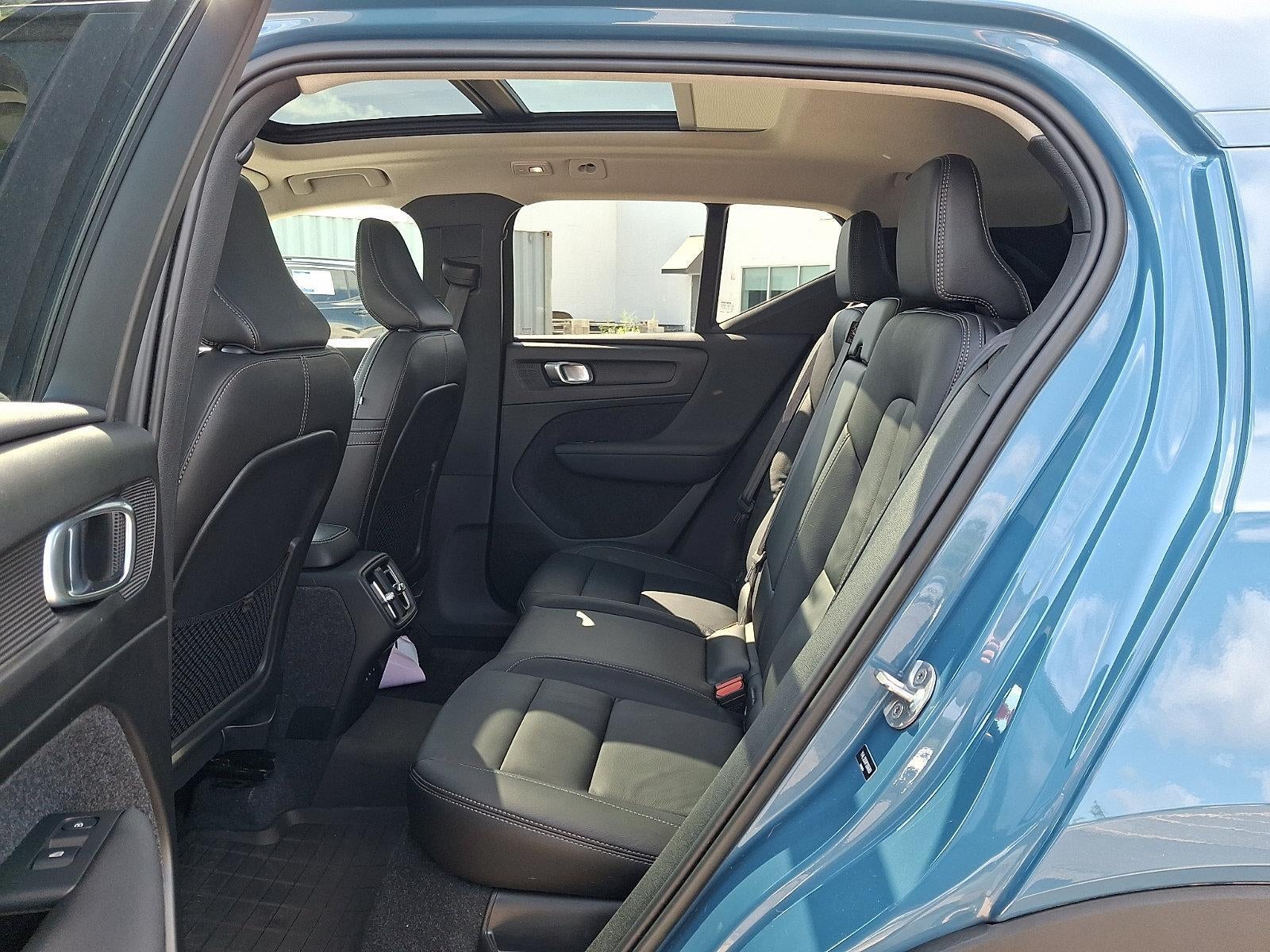 2023 Volvo XC40 B5 AWD Ultimate Dark Theme