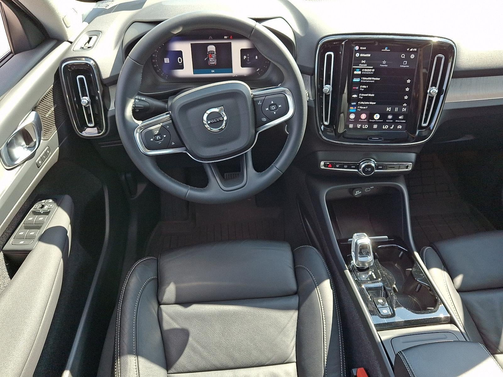 2023 Volvo XC40 B5 AWD Ultimate Dark Theme