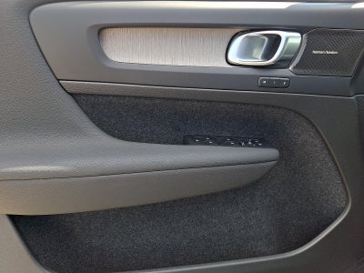 2023 Volvo XC40 B5 AWD Ultimate Dark Theme