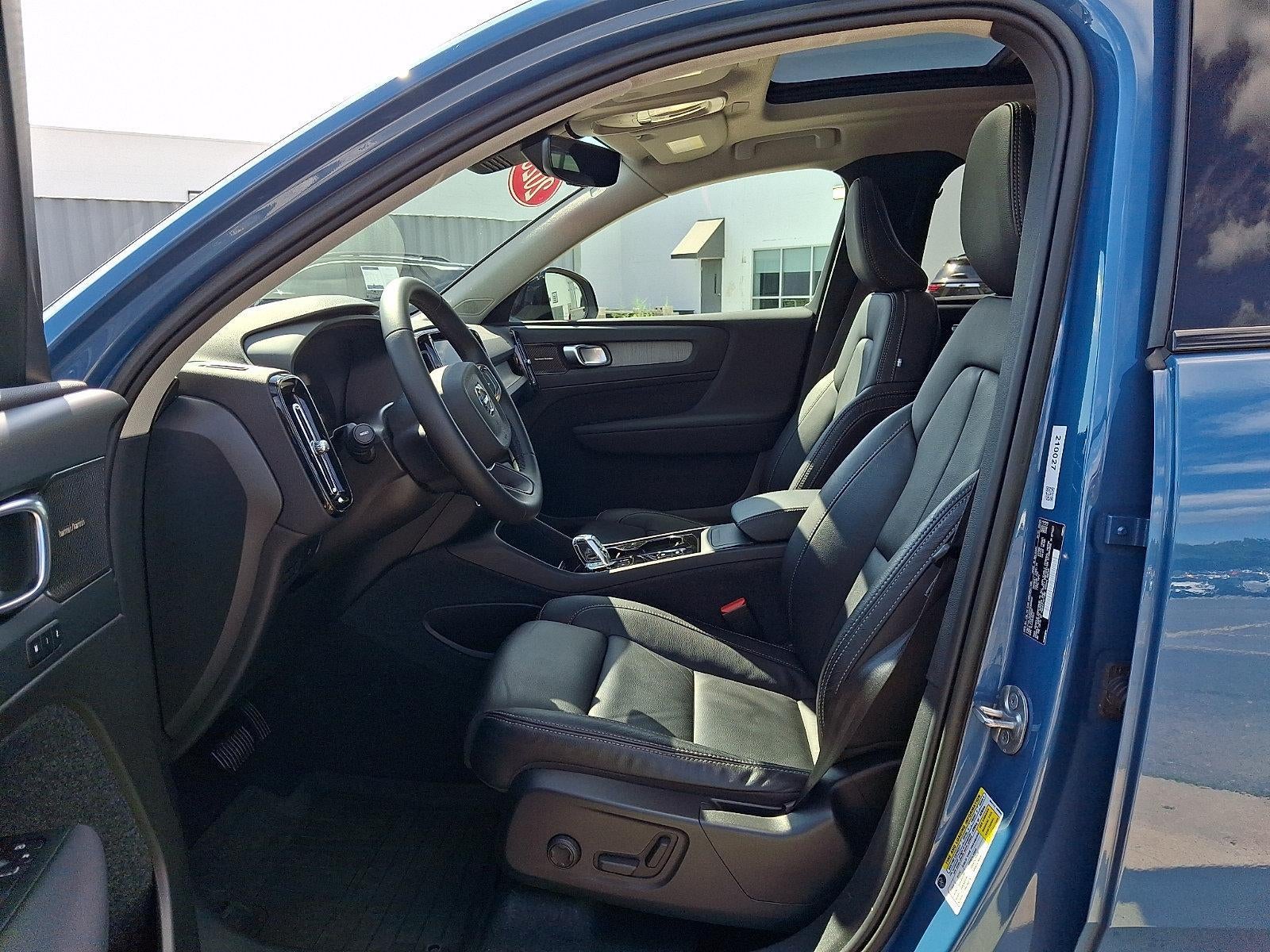 2023 Volvo XC40 B5 AWD Ultimate Dark Theme