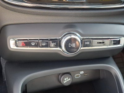 2023 Volvo XC40 B5 AWD Ultimate Dark Theme