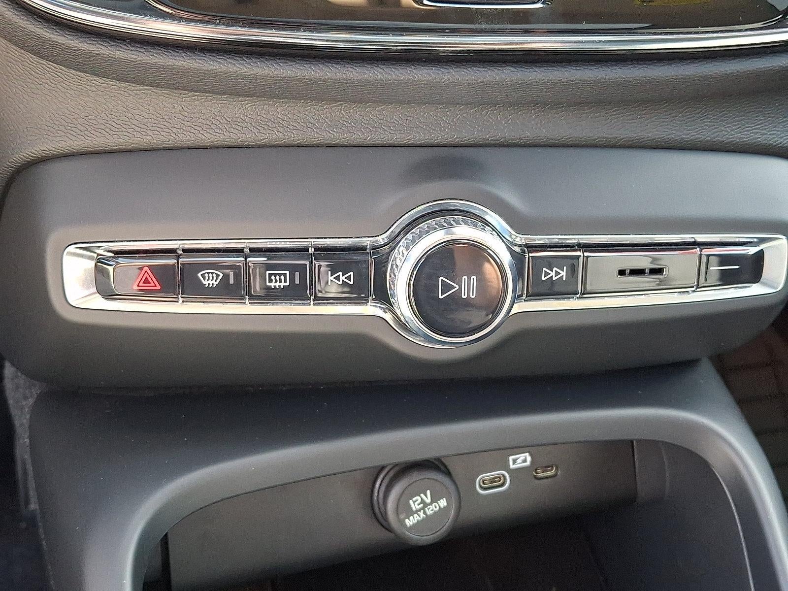 2023 Volvo XC40 B5 AWD Ultimate Dark Theme