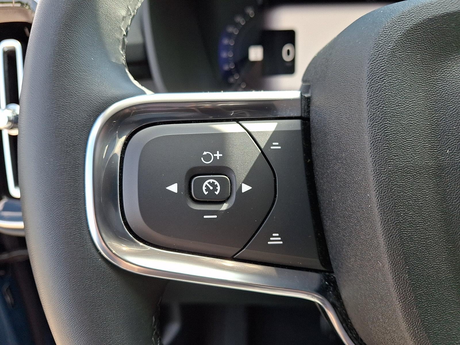 2023 Volvo XC40 B5 AWD Ultimate Dark Theme