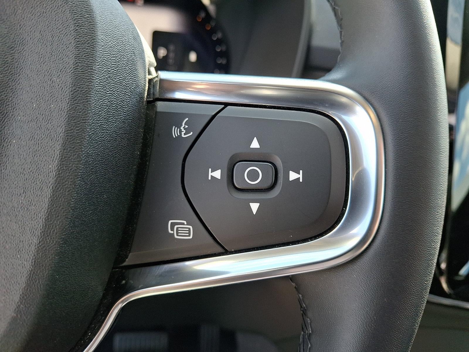 2023 Volvo XC40 B5 AWD Ultimate Dark Theme