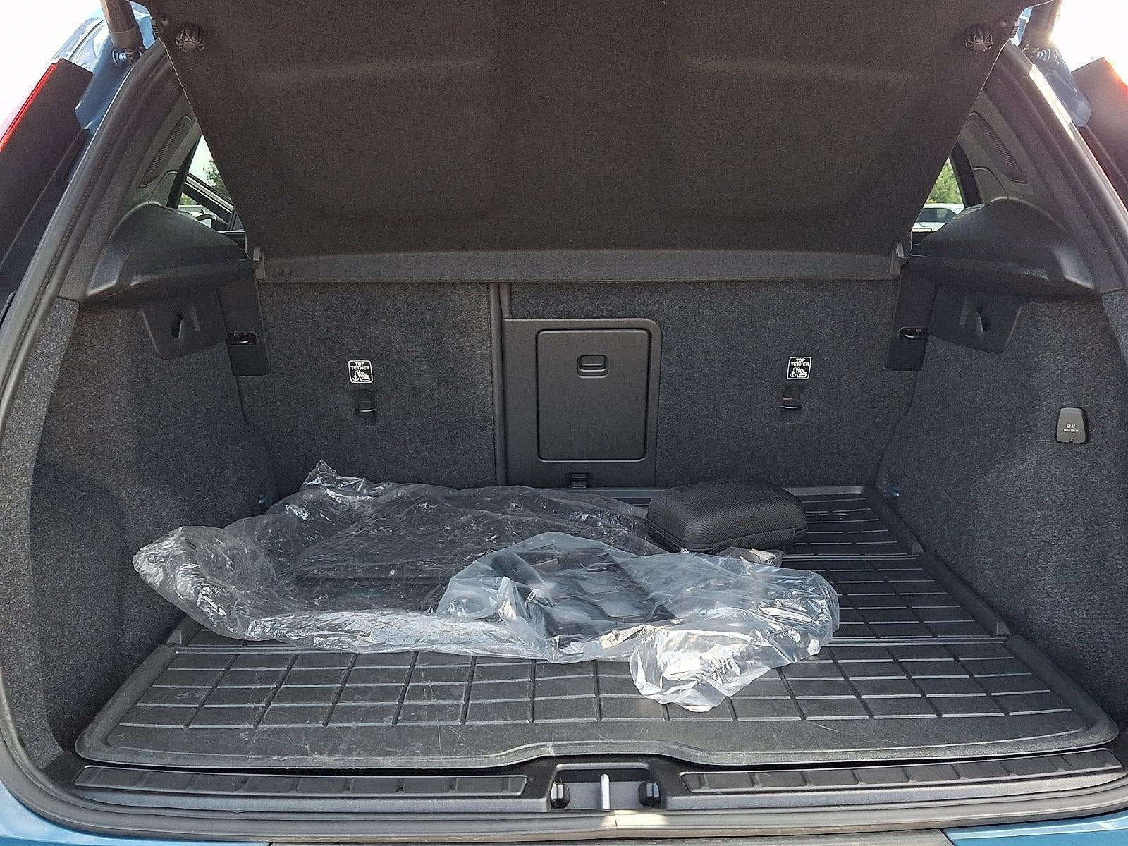 2023 Volvo XC40 B5 AWD Ultimate Dark Theme