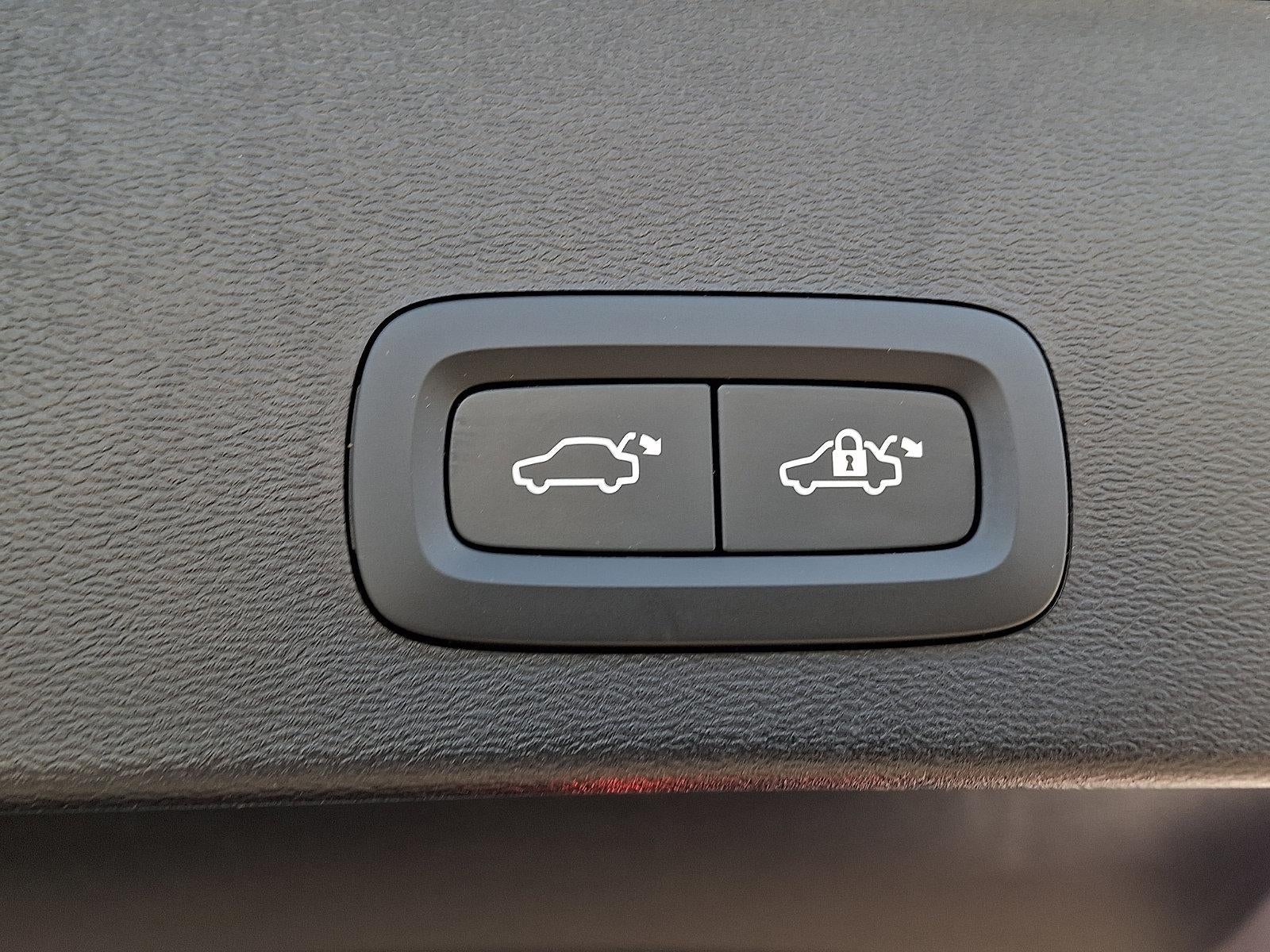 2023 Volvo XC40 B5 AWD Ultimate Dark Theme