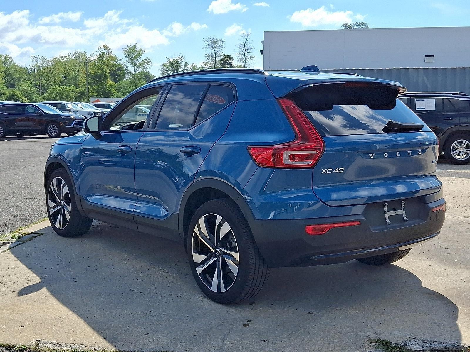2023 Volvo XC40 B5 AWD Ultimate Dark Theme