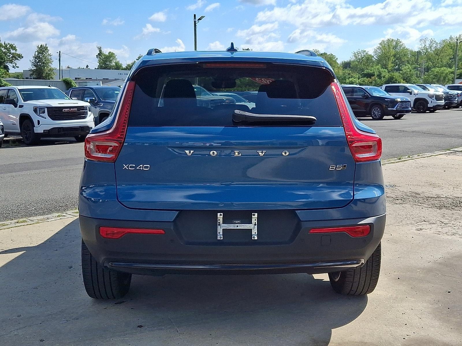 2023 Volvo XC40 B5 AWD Ultimate Dark Theme