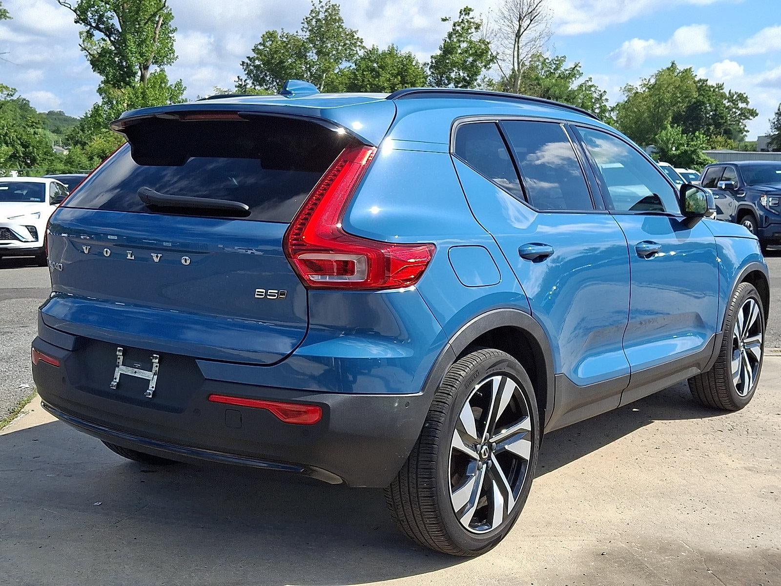 2023 Volvo XC40 B5 AWD Ultimate Dark Theme