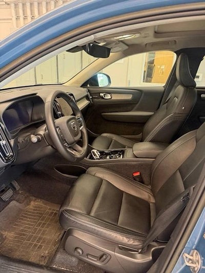 2023 Volvo XC40 B5 AWD Ultimate Dark Theme