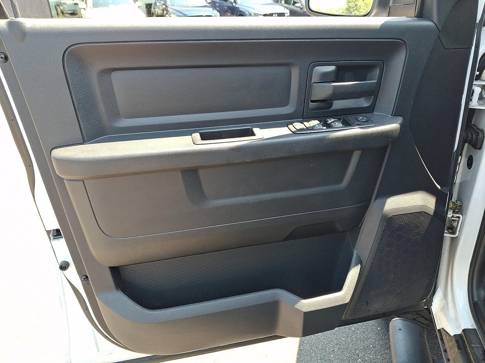 2015 RAM 1500 4WD Crew Cab 5.7 Ft Box Express