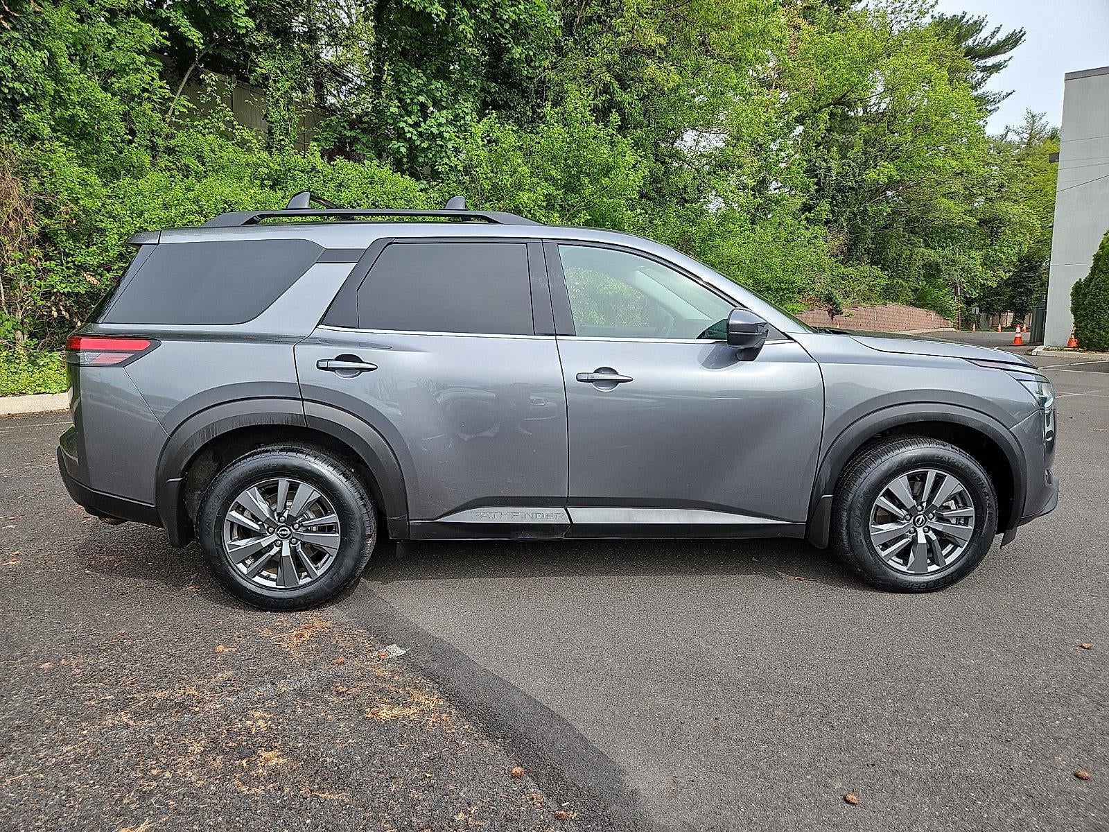 2023 Nissan Pathfinder SV