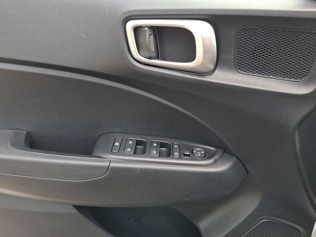2025 Hyundai VENUE SEL IVT